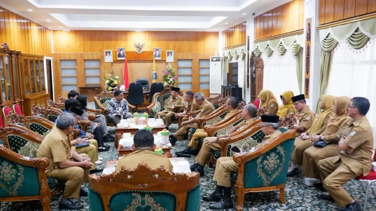 Sekda Ismail saat menerima kunjungan Tim Auditor BPK RI.