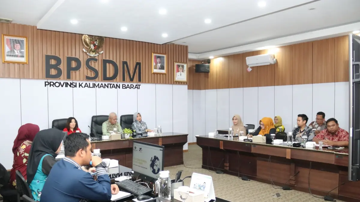 Sekretaris Daerah Provinsi Kalbar, Harisson, sedang berdiskusi dengan President Director Golden Gate Education dalam rangka penjajakan kerja sama bidang pendidikan. (Adpim Pemprov Kalbar)