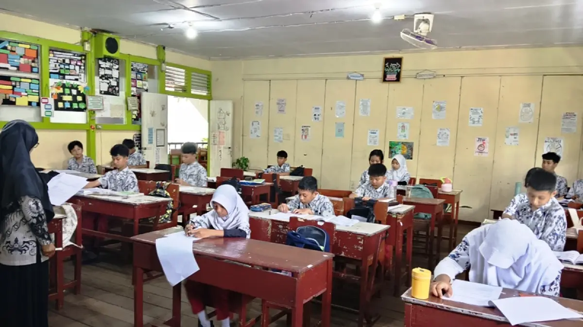 Suasana belajar di kelas VI SD Swasta LKIA Pontianak menjelang ujian akhir sekolah. Di tengah persiapan akademik, salah satu siswinya, Aila Afifah, mendapat kesempatan mengikuti ujian lebih awal sebelum berangkat ke Tanah Suci.