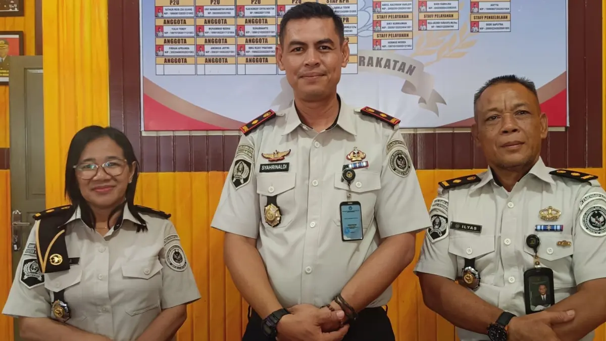 Syahrinaldi (tengah) Kepala Rutan Putussibau. (TAUFIK/PONTIANAK POST)