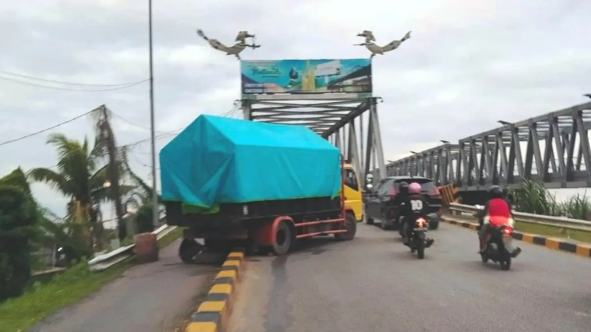 Truk bermuatan pasir mengalami kecelakaan tunggal di Jembatan Kapuas I Pontianak hingga menyebabkan kemacetan panjang pada Jumat (8/5). (ISTIMEWA)