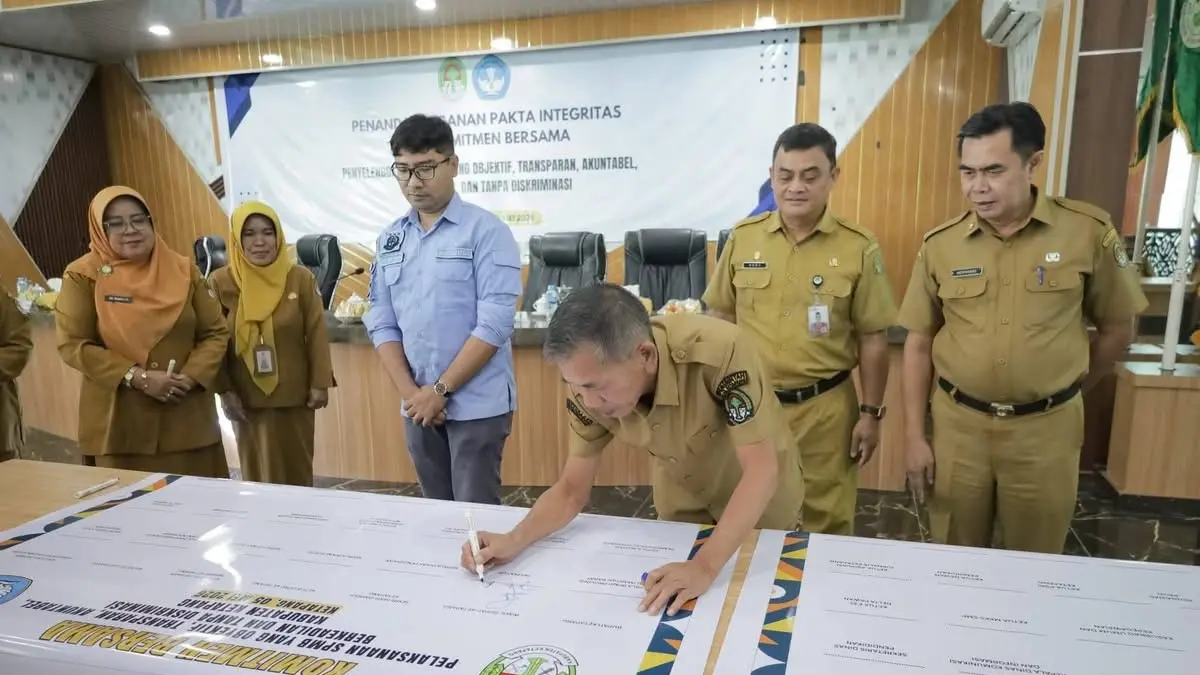 Wabup Ketapang, Jamhuri Amir, menandatangani pakta integritas pelaksanaan SPMB tahun 2026/2027, kemarin (5/5). (ISTIMEWA)