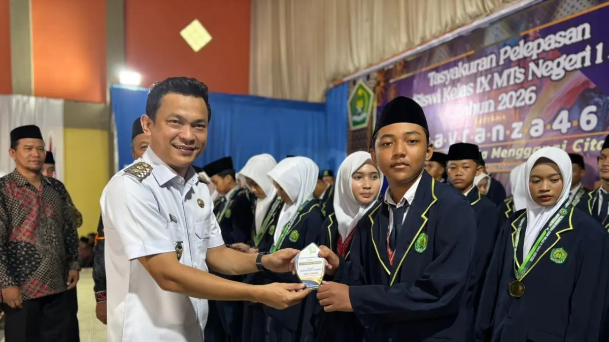Wakil Bupati Sintang, Florensius Ronny, menilai para pelajar yang menyelesaikan pendidikan di Madrasah Tsanawiyah Negeri 1 Sintang akan menjadi bagian penting dalam menentukan masa depan daerah. (ISTIMEWA)