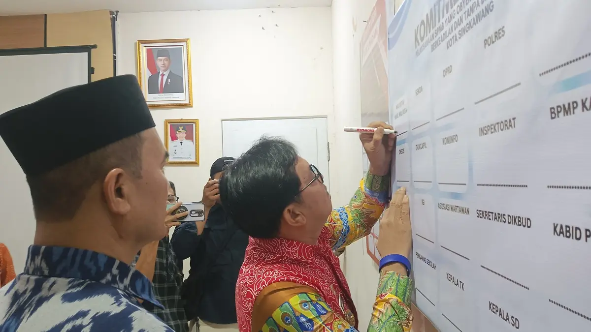 Wakil Wali Kota Singkawang Muhammadin disaksikan perwakilan Forkopimda, Kadisdikbud, pimpinan OPD, dan pemangku kebijakan lainnya menandatangani pakta integritas SPMB TA 2026 di Aula Disdikbud Singkawang, Kamis (7/5).