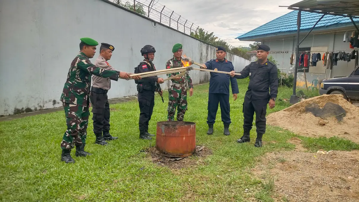 Barang bukti hasil razia di dalam.blok hunian Lapas Singkawang dimusnahkan, Jumat (8/5).