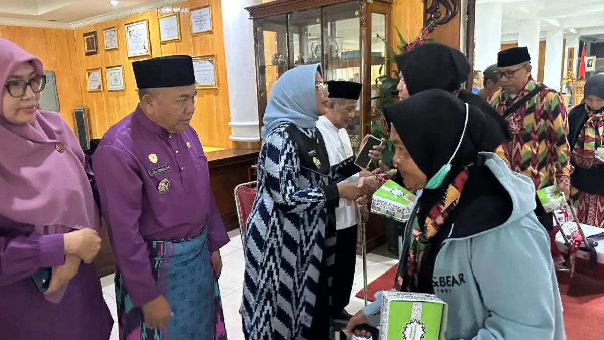 Bupati didampingi Wakil Bupati dan ketua TP PKK melepas jemaah calon haji Kabupaten Mempawah.