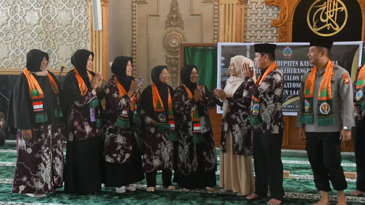 Bupati Kayong Utara, Romi Wijaya, secara resmi melepas keberangkatan calon jemaah haji Kabupaten Kayong Utara di Masjid Agung Oesman Al Khair, Sukadana. (PROKOPIM KKU)