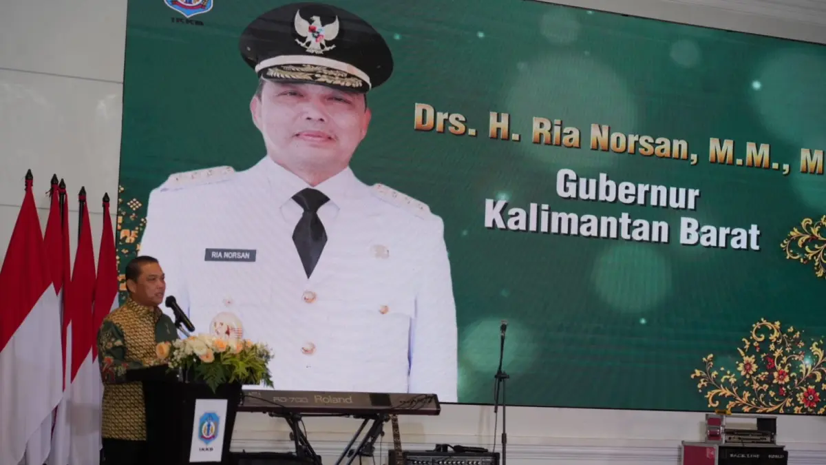 Gubernur Kalimantan Barat Ria Norsan menghadiri pengukuhan pengurus IKKB periode 2026–2030 ditandai dengan penyerahan bendera pataka oleh Oesman Sapta Odang kepada Dean Aslan selaku ketua terpilih. (Adpim Pemprov Kalbar)