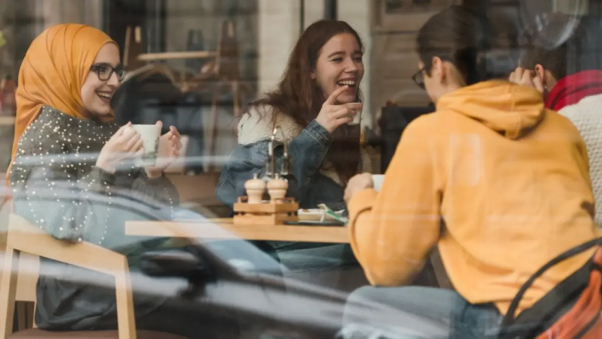 Ilustrasi anak milenial dan gen z bersantai di cafe. (MAGNIFIC)