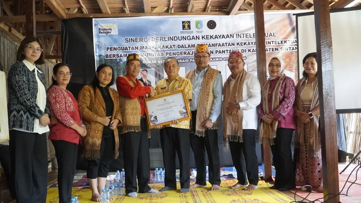 Kantor Wilayah Kementerian Hukum Kalimantan Barat menggelar kegiatan penguatan pemanfaatan kekayaan intelektual bagi komunitas pengrajin Kain Pantang di Rumah Betang Ensaid Panjang, Kabupaten Sintang, Kamis (7/5). (DOK KANWIL KEMENKUM KALBAR)