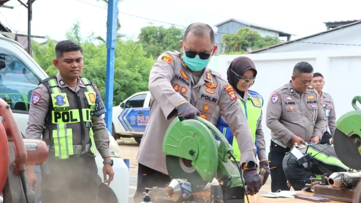 Kapolres Ketapang, AKBP M. Harris, memotong knalpot brong hasil razia, Kamis (7/5).