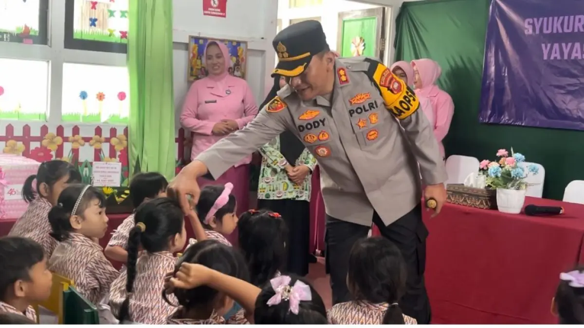 Kapolres Singkawang, AKBP Dody Yudianto Arruan saat menghadiri Syukuran HUT ke-46 Yayasan Kemala Bhayangkari di TK Kemala Bhayangkari 04, Kelurahan Condong, Jumat (8/5). (HUMAS POLRES)