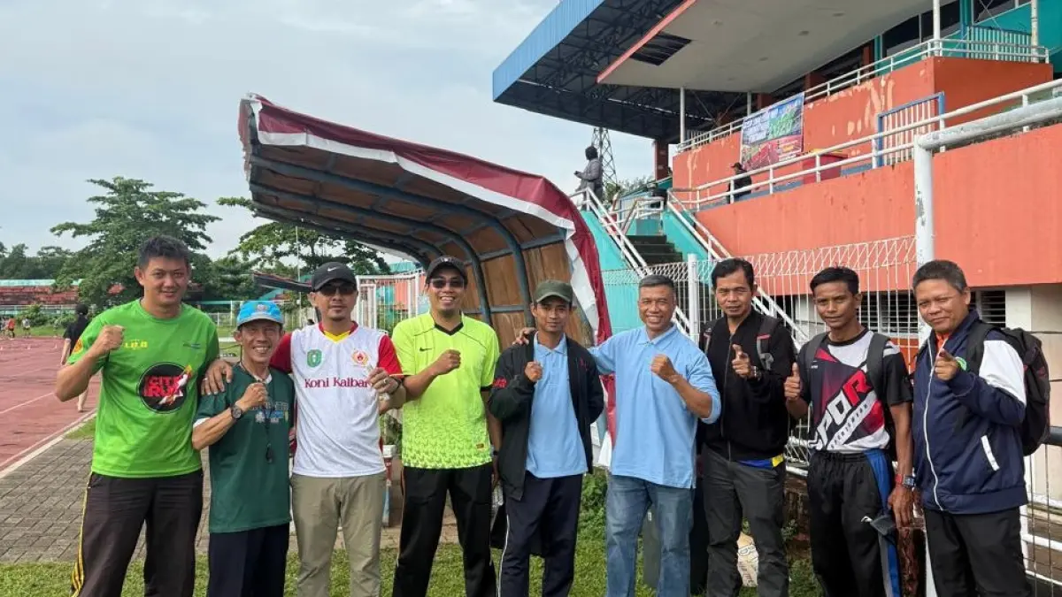 Kebersamaan pengurus, pelatih, dan panitia usai mendampingi pelaksanaan O2SN tingkat Kota Pontianak 2026 di Stadion Sultan Syarif Abdurrahman. Semangat pembinaan olahraga pelajar terus digaungkan demi lahirnya atlet-atlet berprestasi Kalbar.