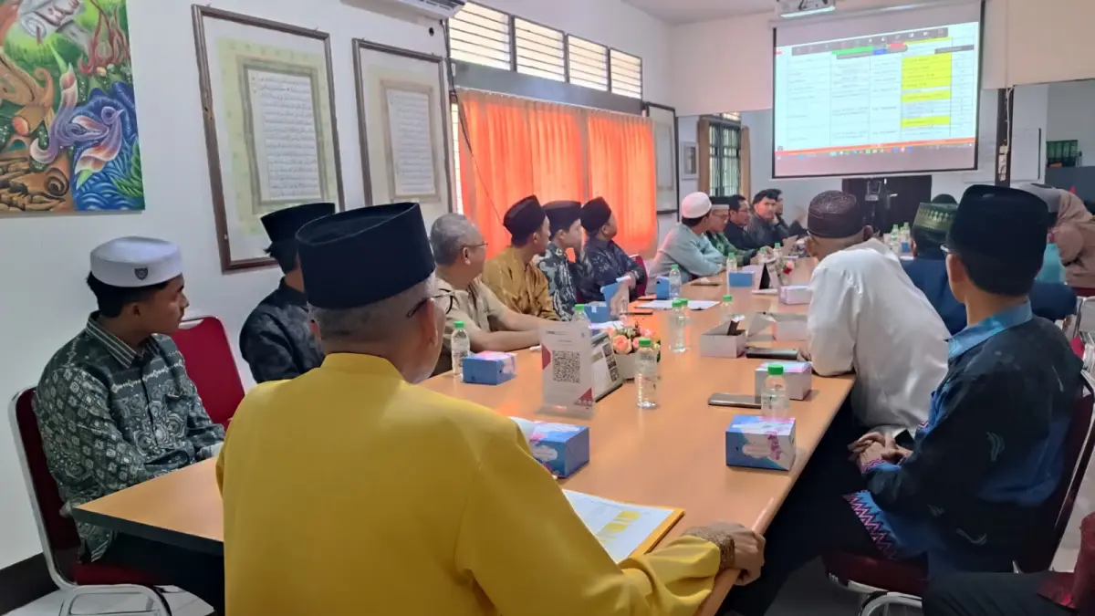 Ketua Umum LPTQ Kalbar H. Andi Musa memimpin rapat persiapan LPTQ Kalbar mengikuti MTQ Nasional XXXI di Kota Semarang.