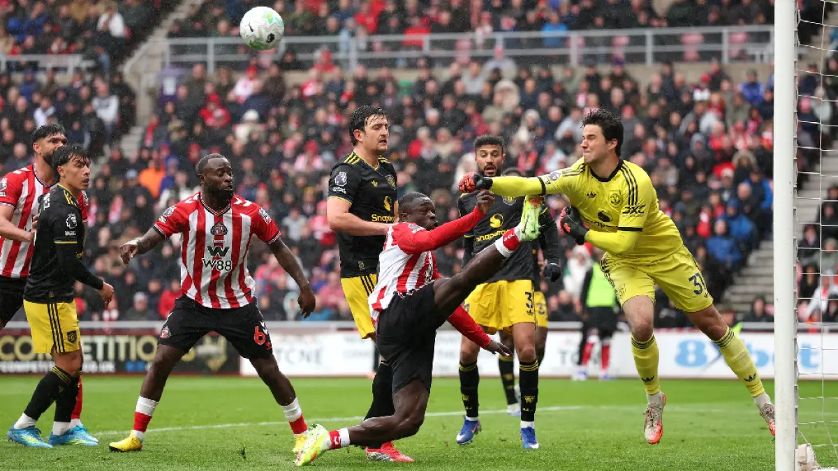 Kiper United, Senne Lammens, bekerja ekstra keras menahan gempuran pemain Sunderland, Sabtu (9/5). (Dok. Manchester United)