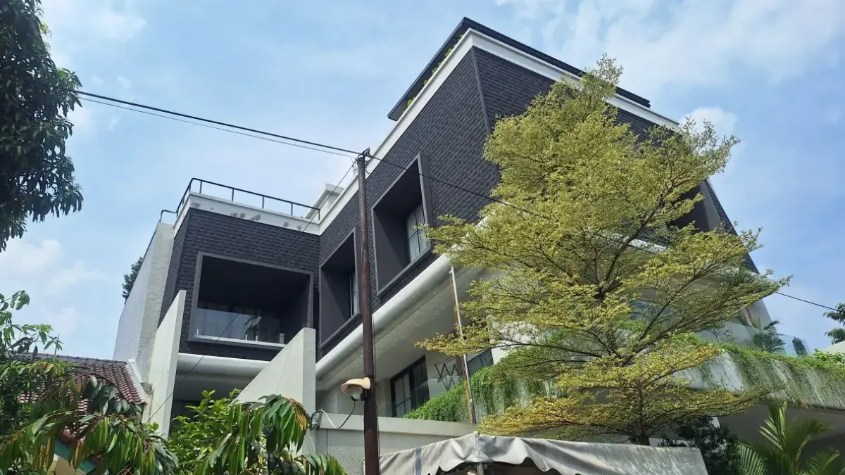 Lokasi kebakaran rumah Anggota IV Badan Pemeriksa Keuangan (BPK) Republik Indonesia Haerul Saleh di Jalan TB Simatupang No 3, RT03/RW02, Tanjung Barat, Jagakarsa, Jakarta, Jumat (8/5/2026). (ANTARA/Luthfia Miranda Putri.)