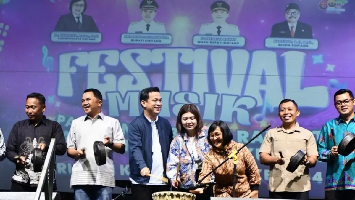 Pameran Ekraf dan Panggung Hiburan Rakyat dalam rangka HUT Kota Sintang ke-664 tahun resmi dibuka, Kamis (7/5) malam. (ISTIMEWA)