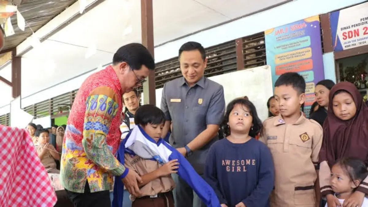 Penyerahan bantuan dilakukan secara simbolis oleh Wakil Wali Kota Singkawang, Muhammadin, didampingi Anggota DPRD Kota Singkawang, Trie Wahyudi dan Tajul Arifin, serta Kepala Dinas Pendidikan dan Kebudayaan Kota Singkawang, Asmadi.