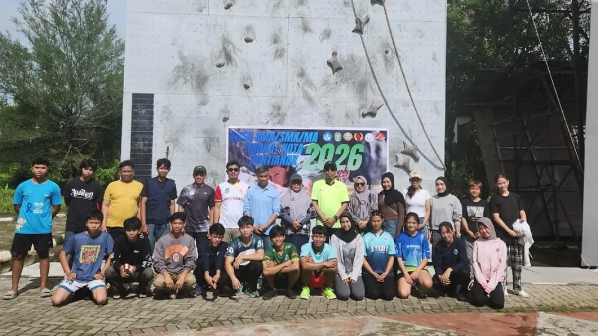 Peserta O2SN cabang olahraga panjat tebing tingkat SMA/SMK/MA Kota Pontianak 2026 berfoto bersama usai kegiatan seleksi dan pertandingan, Sabtu (9/5).