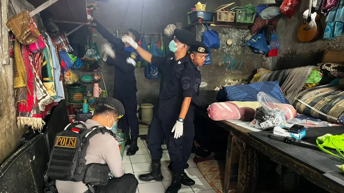 Petugas menggeledah kamar hunian warga binaan Rutan Kelas IIB Sanggau pada Sabtu (9/5). (ISTIMEWA)