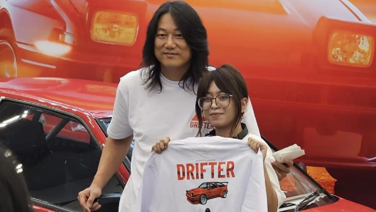 Sung Kang bersama penggemar pada ajang pameran mobil "The Elite Showcase 2026" di ICE BSD, Kabupaten Tangerang, Sabtu (9/5). (ANTARA) 
