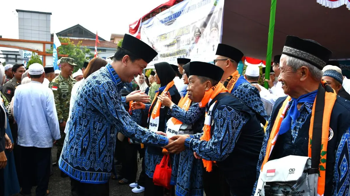 Wakil Bupati Sintang, Florensius Ronny melepas 33 Calon Jamaah Haji (CJH) Kabupaten Sintang menuju Pontianak, di halaman Kantor Bupati Sintang Jumat (8/5). (RISKA / PONTIANAK POST)