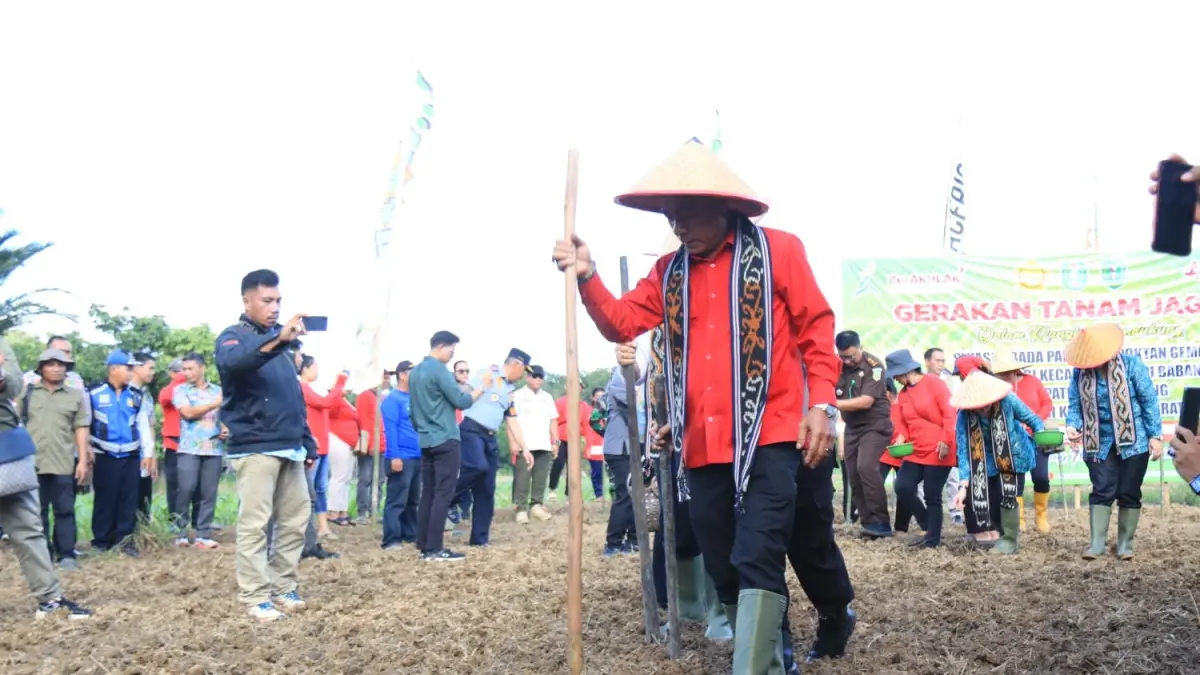 Wakil Gubernur Kalimantan Barat, Krisantus Kurniawan membuat lubang tanam untuk benih jagung pada kegiatan Gema Membangun Desa dalam gerakan tanam jagung di Kelompok Tani Gembul, Desa Jagoi, Kecamatan Jagoi Babang. (Adpim Pemprov Kalbar)