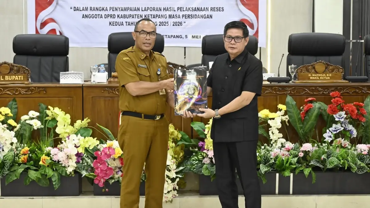 Wakil Ketua DPRD Ketapang Syaidianur, menyerahkan hasil reses kepada Staf Ahli Bupati Ketapang, Darma. (ISTIMEWA)