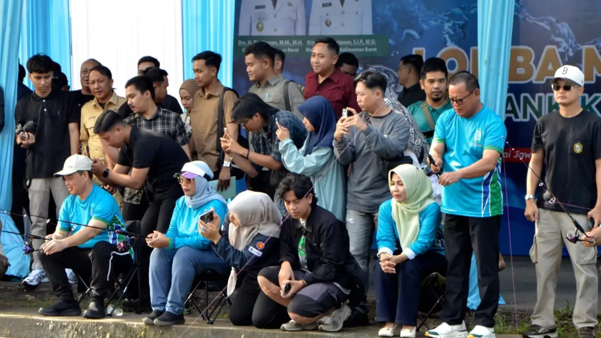 LOMBA MANCING: Gubernur Kalimantan Barat, Ria Norsan, bersama sang istri yang juga Bupati Mempawah, Erlina, tampak berada di tengah ribuan peserta lomba mancing dalam rangka HUT ke-62 Bank Kalbar di kawasan Sungai Jawi, Pontianak, Minggu (10/5).  / BANK KALBAR FOR PONTIANAK POST