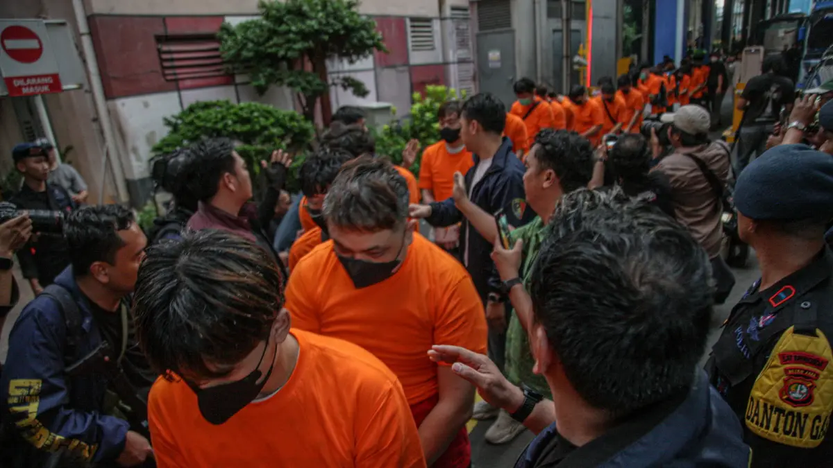 Sejumlah tersangka judi online (judol) dikawal ketat oleh aparat Kepolisian keluar dari Hayam Wuruk Tower, Jakarta, Minggu (10/05/2026). Tim gabungan Bareskrim Polri dan Polda Metro Jaya mengamankan 321 orang yang terdiri 321 WNA yang diamankan, terdiri dari 57 WN Tiongkok atau China, 228 WN Vietnam, 11 WN Laos, 13 WN Myanmar, 3 WN Malaysia, 5 WN Thailand, 3 WN Kamboja. Para pelaku ditangkap tangan saat melakukan judi online. Mereka dipindahkan secara bertahan untuk menjalani pemeriksaan lebih lanjut di Kantor Imigrasi Jakarta. HANUNG HAMBARA/JAWA POS