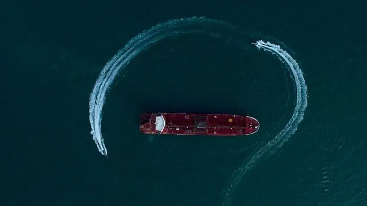 Ilustrasi - Kapal tanker minyak Inggris Stena Impero dikelilingi kapal cepat Korps Garda Revolusi Islam Iran (IRGC) di Selat Hormuz. (ANTARA)