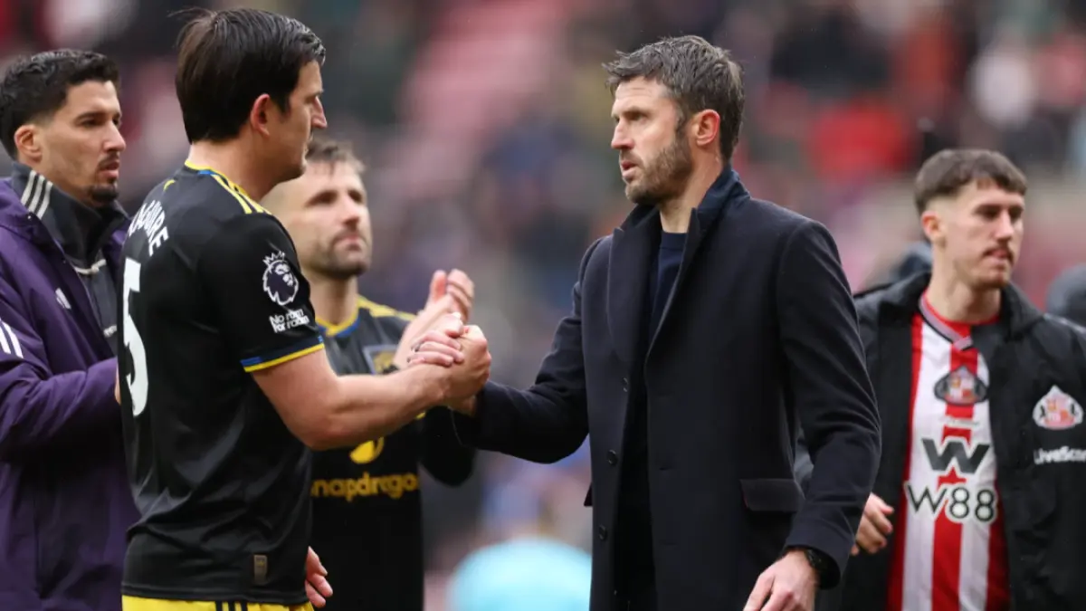 Michael Carrick bersalaman dengan Harry Maguire usai bermain imbang menghadapi Sunderland, Sabtu (9/5) malam WIB. (Dok. MU)