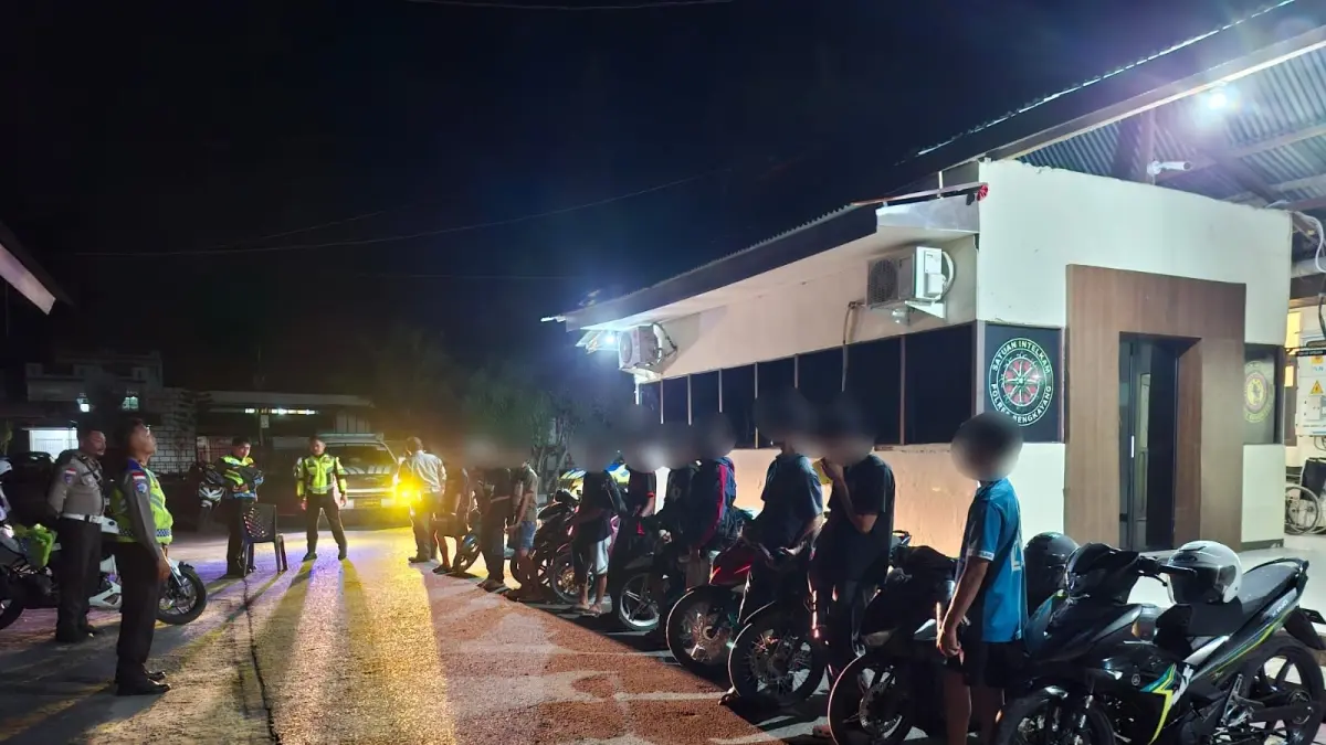 Petugas Satlantas Polres Bengkayang menyita knalpot brong dari kendaraan roda dua saat patroli penertiban balap liar di sejumlah ruas jalan Kota Bengkayang.