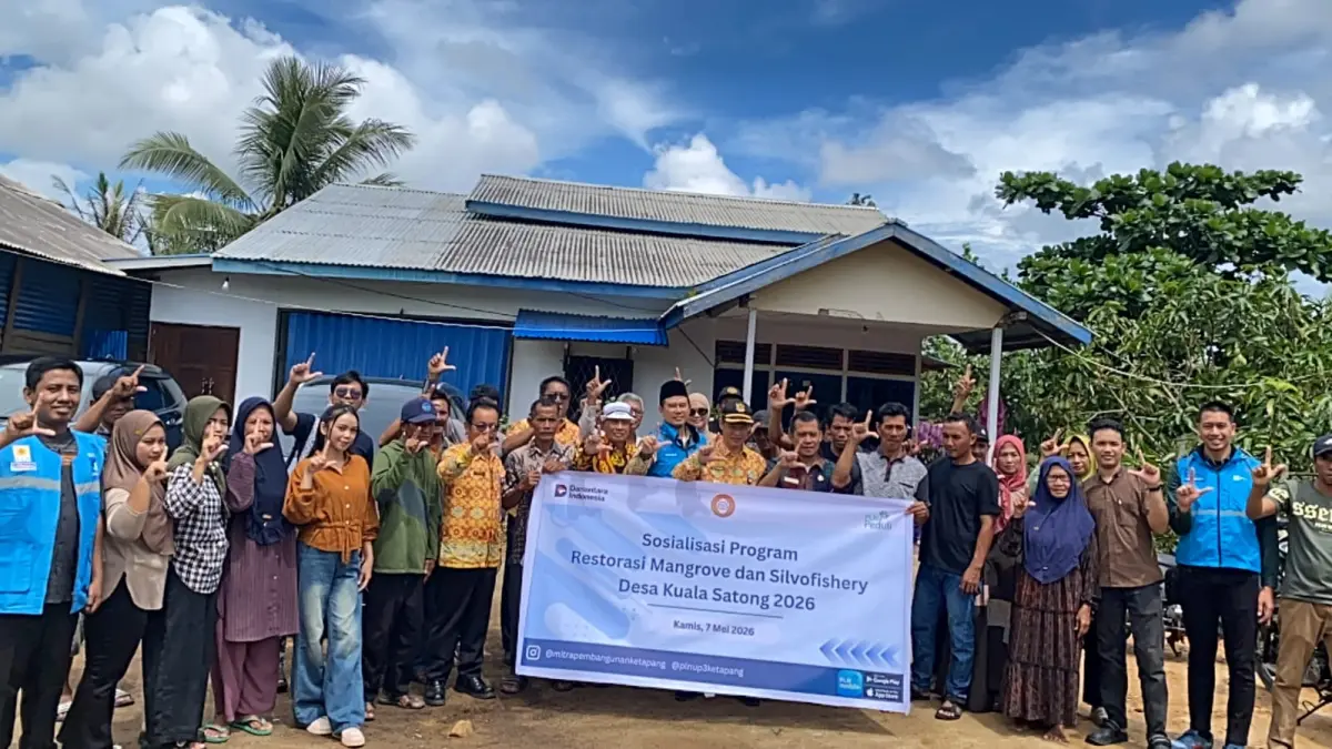 Direktur Mitra Pembangunan Ketapang (MPK) Donatus Rantan, bersama PLT Kepala Dinas Ketahanan Pangan dan Perikanan Kabupaten Ketapang, MF Yuliansyah, Camat Matan Hilir Utara, Tengku Nurmarudi, Manager PLN UP3 Ketapang Yusrizal Ibrani, serta masyarakat Desa Kuala Satong berfoto bersama sesaat setelah kegiatan Sosialisasi Program Restorasi Mangrove dan Silvofishery Desa Kuala Satong Tahun 2026.
