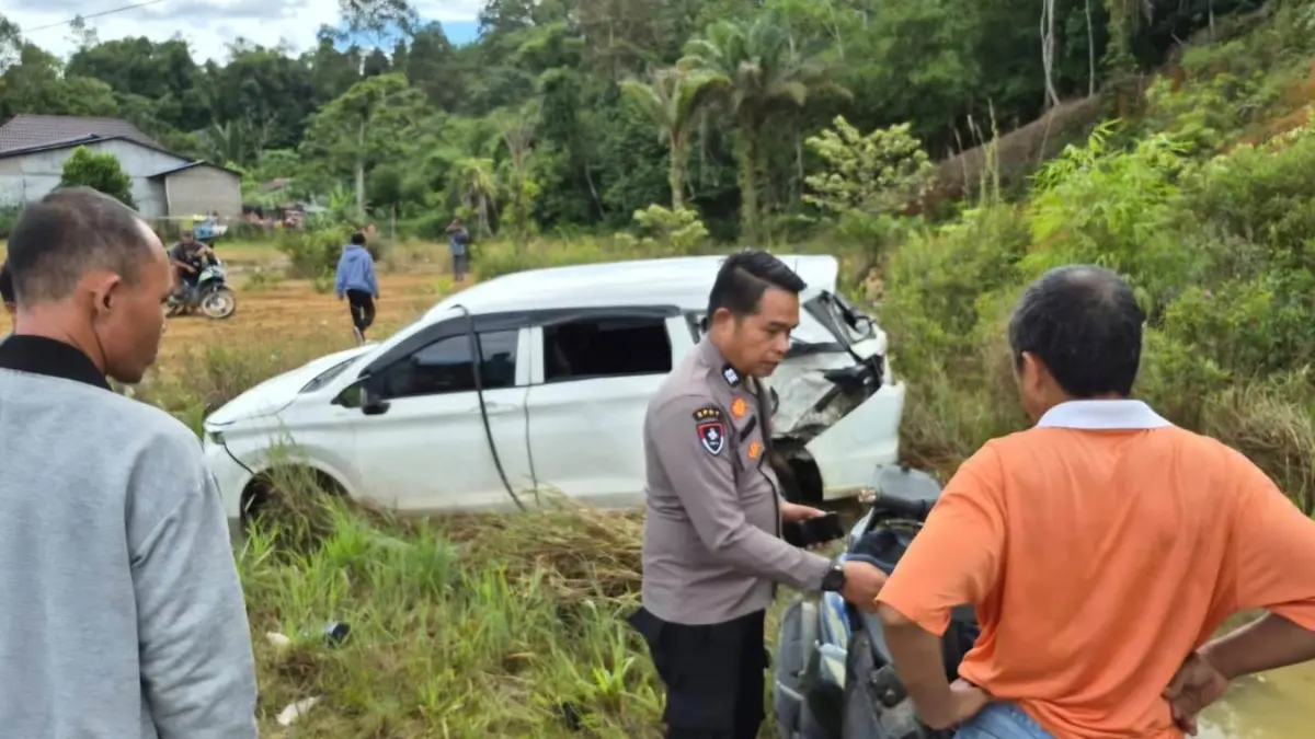 Petugas mengevakuasi korban dan kendaraan usai kecelakaan maut antara mobil Avanza dan sepeda motor NMAX di Jalan Batang Tarang–Sosok, Kabupaten Sanggau, Minggu (10/5) sore. Dua korban, yaitu Ayah dan anaknya yang masih balita, meninggal dunia dalam insiden tersebut.