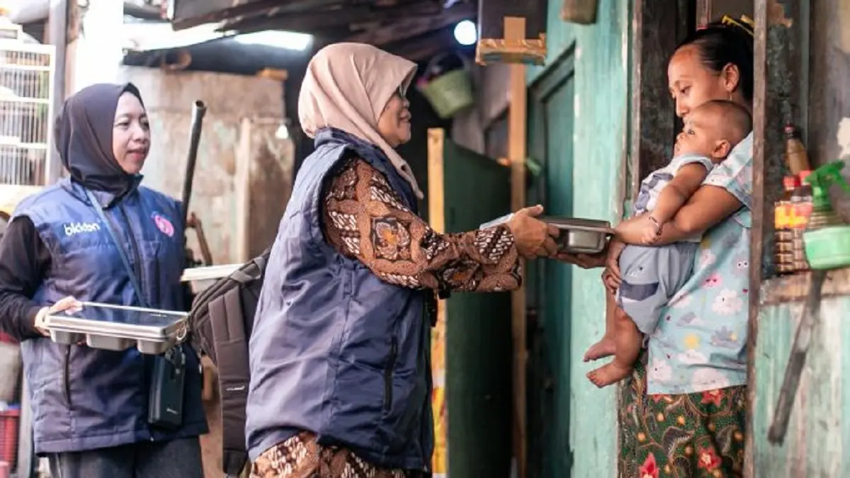 Kader Tim Pendamping Keluarga (TPK) memberikan menu Makan Bergizi Gratis (MBG) kepada penerima manfaat di Kelurahan Kedunglumbu, Pasar Kliwon, Solo, Jawa Tengah, Selasa (5/5/2026). Sebanyak 137 balita, ibu hamil, dan ibu menyusui di kampung tersebut menerima manfaat program MBG 3B yang diantarkan langsung kader TPK dari rumah ke rumah sebagai upaya pemenuhan gizi serta monitoring kesehatan guna mencegah angka stunting. (ANTARA FOTO/MOHAMMAD AYUDHA)
