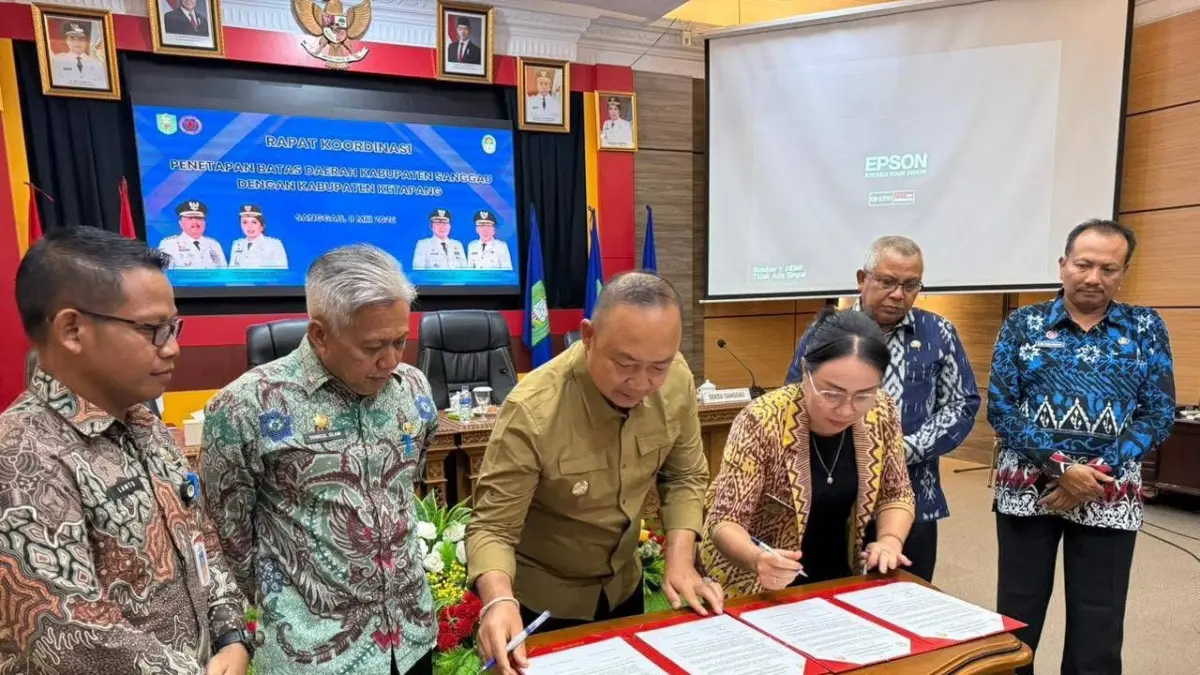 Bupati Ketapang, Alexander Wilyo, dan Wabup Sanggau, Susana Herpena, menandatangani kesepakatan percepatan penetapan batas daerah, Jumat (8/5).