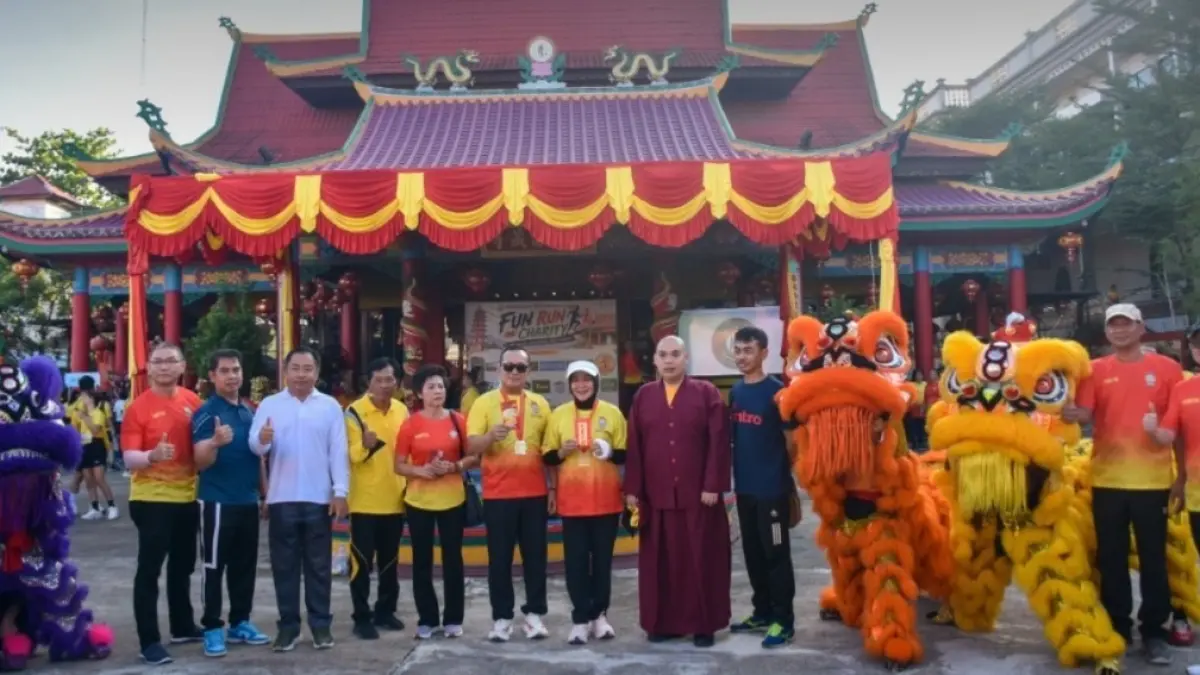 Bupati Kubu Raya Sujiwo didampingi Ketua TP PKK Kubu Raya, Atzebiyatulensi membuka kegiatan Fun Run For Charity di halaman Vihara Vajra Bumi Kertayuga, Kecamatan Sungai Raya, Minggu (10/5). (PROKOPIM KUBU RAYA)