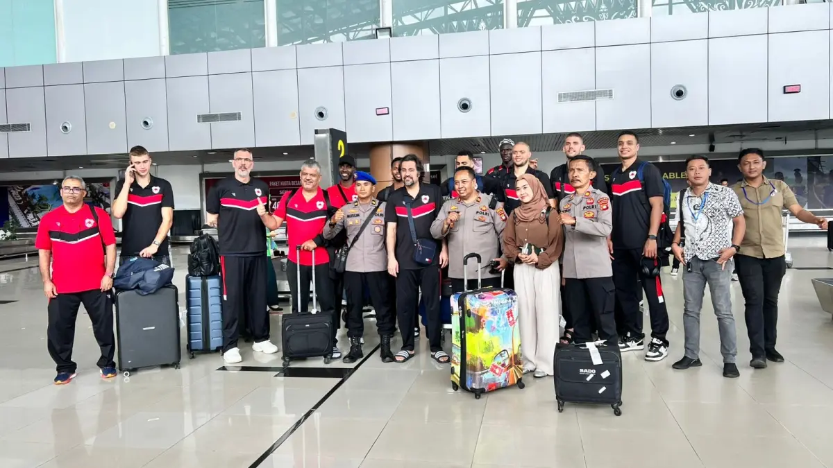 Delegasi Asian Volleyball Confederation (AVC), wasit internasional, serta sejumlah tim nasional voli Asia tiba di Bandara Supadio Kubu Raya pada Senin (11/5). (POLDA KALBAR)