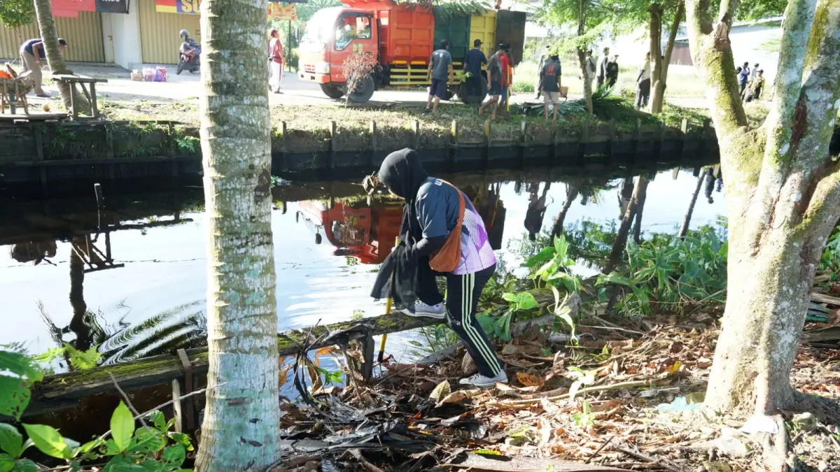 DLH Pontianak menggelar aksi bersih parit dan lingkungan di Jalan Parit Pangeran Dalam.