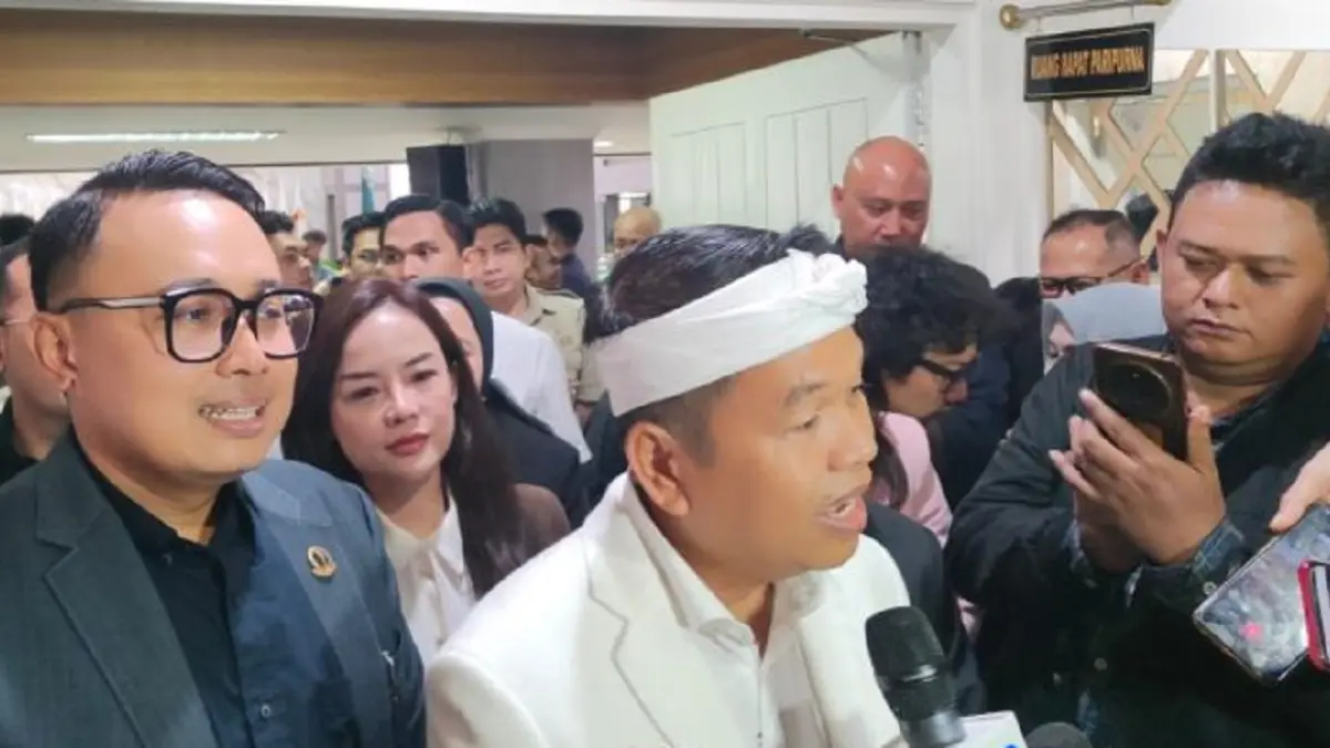 Gubernur Jawa Barat Dedi Mulyadi memberikan keterangan di Gedung DPRD Jabar Bandung, Senin (11/5). (ANTARA/Ricky Prayoga)
