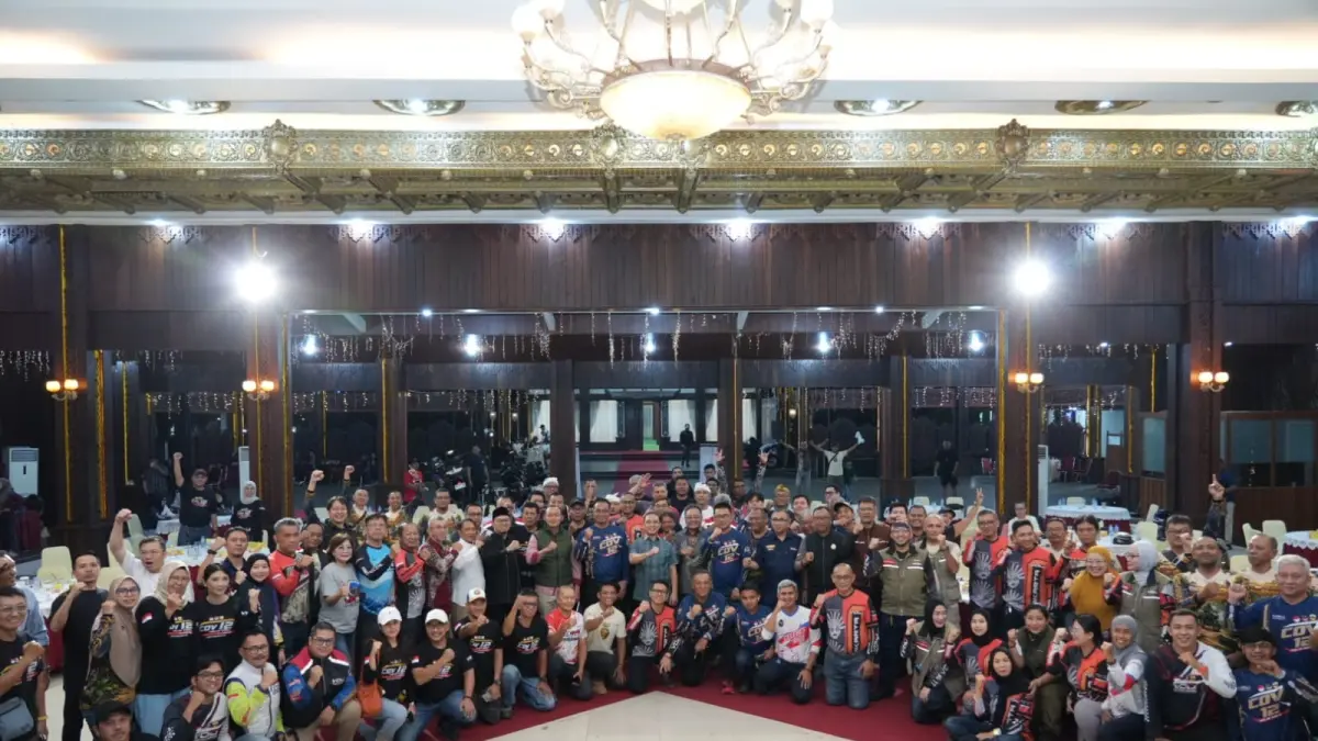 Gubernur Kalbar, Ria Norsan berfoto bersama ratusan anggota VOID dari berbagai daerah saat opening ceremony COV 12 di Pendopo Gubernur Kalbar, Sabtu (9/5). (BIRO ADPIM KALBAR FOR PONTIANAK POST)