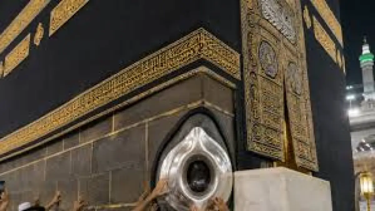 Hajar Aswad disebut sebagai tangan kanan Allah di dalam hadis dhaif yang tidak boleh dipercaya
