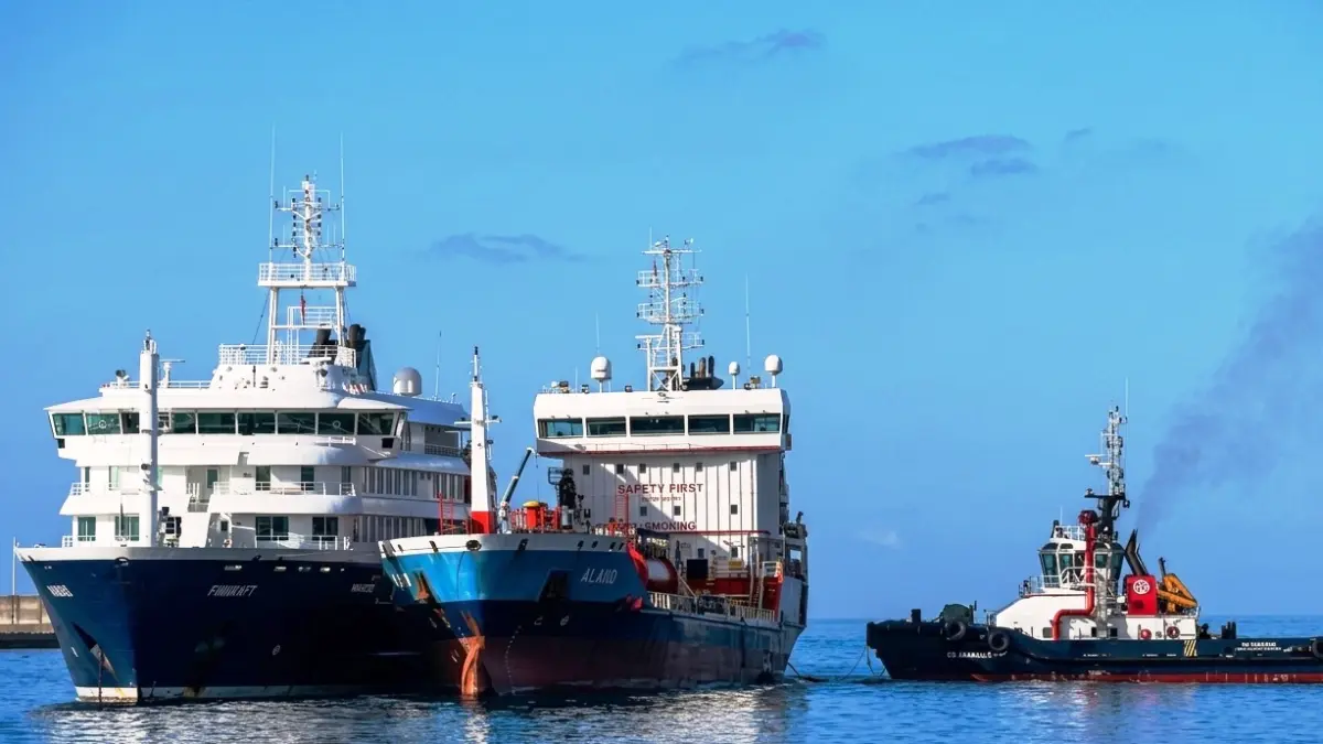 HANTAVIRUS: Kapal tanker berada di samping kapal pesiar MV Hondius yang terdampak wabah hantavirus di Pelabuhan Granadilla de Abona, Tenerife, Kepulauan Canary, Spanyol, Senin (11/5/2026). //// ANTARA FOTO/REUTERS/Hannah McKay/kye