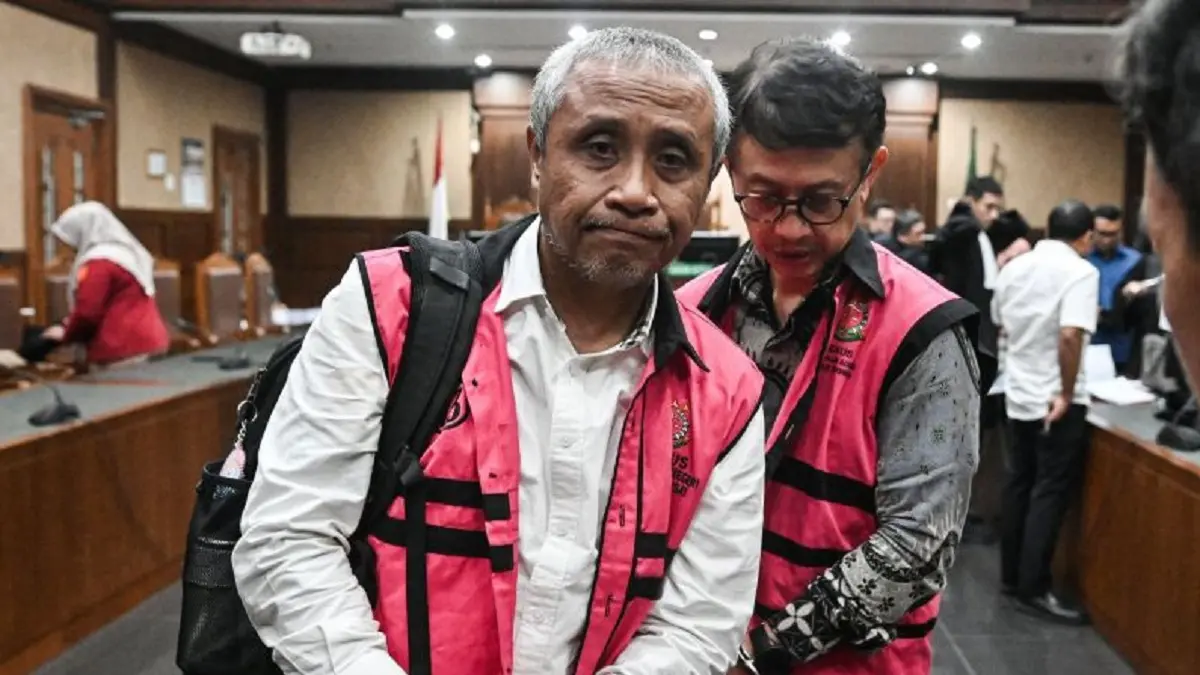 Terdakwa kasus dugaan korupsi tata kelola minyak mentah dan produk kilang pada PT Pertamina Subholding dan Kontraktor Kontrak Kerja Sama (KKKS) tahun 2018-2023, Hasto Wibowo (kiri) dan Toto Nugroho (kanan) berjalan keluar usai menjalani sidang tuntutan di Pengadilan Tipikor, Jakarta, Rabu (22/4). (ANTARA FOTO/SULTHONY HASANUDDIN)