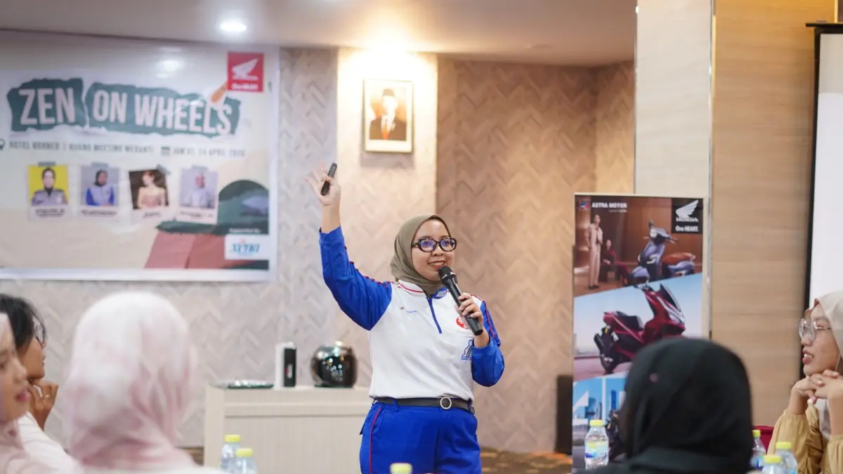Instruktur safety riding memberikan edukasi keselamatan berkendara kepada peserta perempuan dalam kegiatan “Zen on Wheels” yang digelar Astra Motor Kalbar di Pontianak, Jumat (24/4).