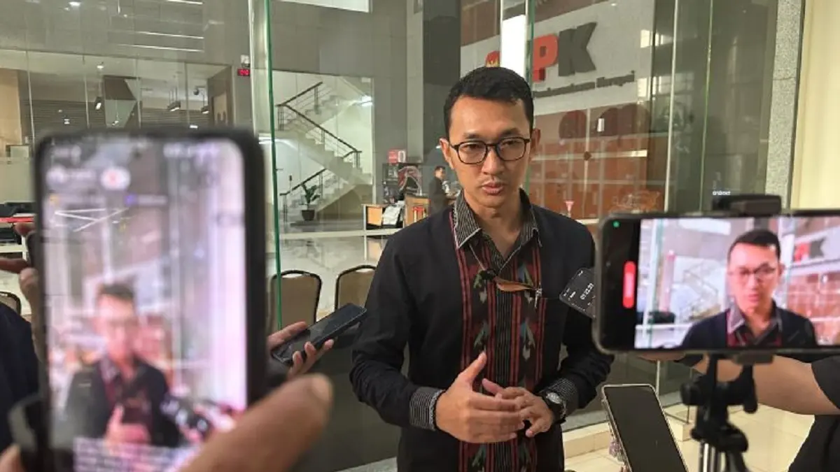Juru Bicara Komisi Pemberantasan Korupsi Budi Prasetyo memberikan keterangan di Gedung Merah Putih KPK, Jakarta, Jumat (8/5). (ANTARA/Rio Feisal)