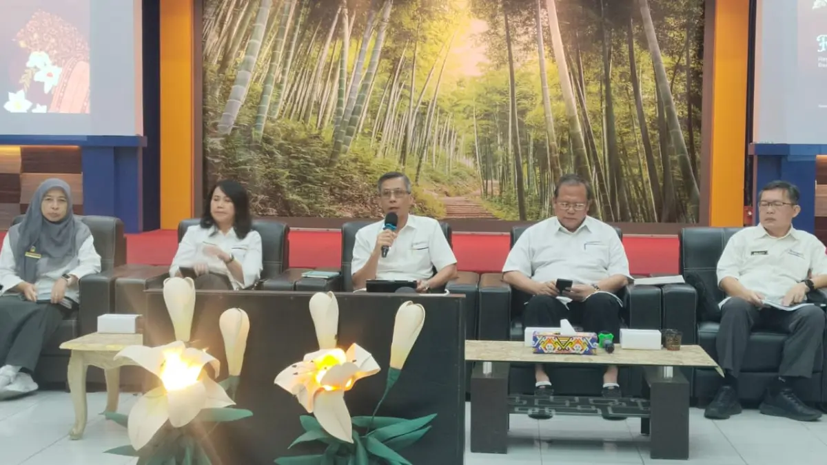 Kakanwil DJPb Provinsi Kalimantan Barat Rahmat Mulyono (tengah) saat memaparkan materinya dalam konferensi pers APBN Kalimantan Barat edisi April 2026 di Aula Kanwil DJPb Kalimantan Barat, Pontianak, Senin (11/5). (WANDI/PONTIANAK POST)