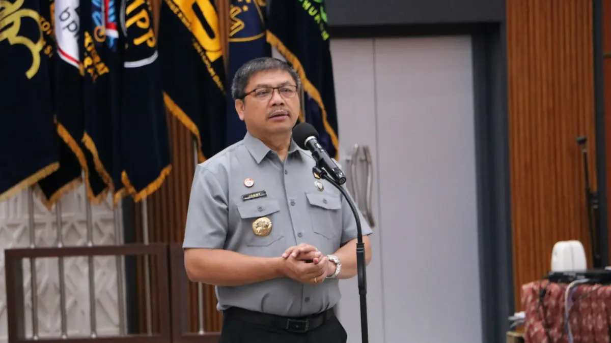 Kakanwil Kemenkum Kalbar Jonny Pesta Simamora memimpin apel pagi di Aula Soepomo, Senin (11/5). (DOK KANWIL KEMENKUM KALBAR)