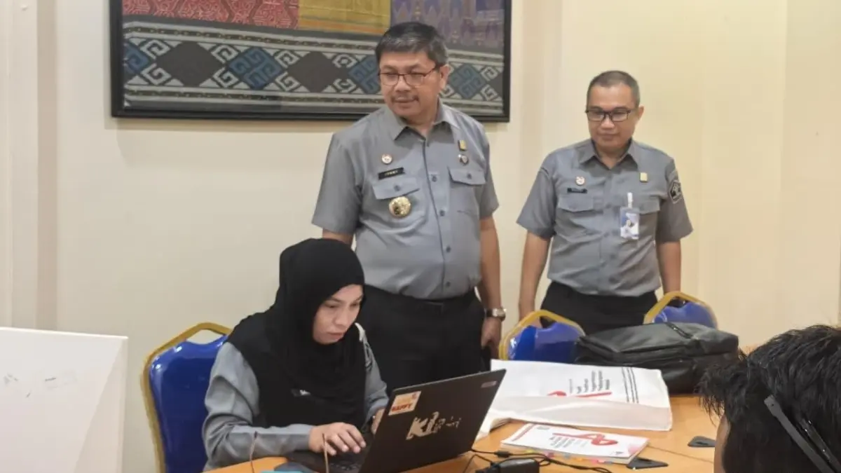 Kakanwil Kemenkum Kalbar Jonny Pesta Simamora meninjau proses Uji Kompetensi Sertifikasi Mediator bidang Kekayaan Intelektual (KI) di Ruang Rapat Kanwil Kemenkum Kalbar, Senin (11/5). (DOK KANWIL KEMENKUM KALBAR)